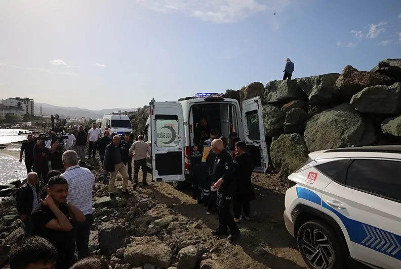 Serinlemek için girdikleri deniz sonları oldu!