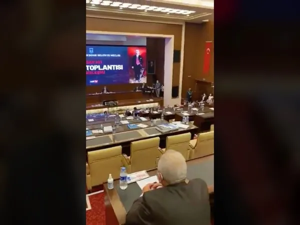 ankara-belediye-meclisinde-45-saat-konusan-chpli-mansur-yavas-konusma-sirasi-ak-partiye-gelince-kacti-1618241762288.jpg