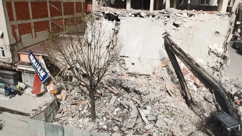 esenlerde-kontrollu-yikim-esnasinda-bina-coktu-o-anlar-kamerada-1711977020672.jpg Esenler'de kontrollü yıkım esnasında 4 katlı bina çöktü! Korku dolu anlar kamerada!-2