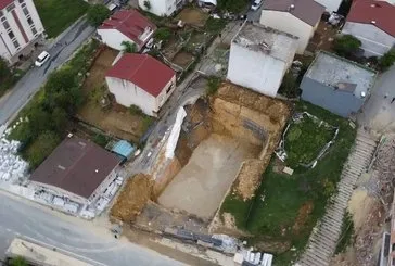 İstanbul’da inşaatın temel kazısında yol çöktü: Toprak kaydı! Bir bina tahliye!