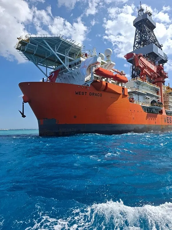 enerji-filosuna-yeni-guc-sondaj-gemilerinden-ilki-mersin-tasucu-limanina-ulasti-1759233316163.jpeg Enerji filosuna katılan iki yeni sondaj gemisinin ilki Mersin Taşucu Limanı'na ulaştı (Fotoğraf: İHA)