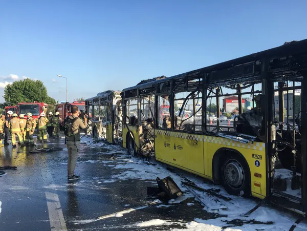 Bayrampaşa'da otobüs yanıyor! Olay yerine çok sayıda itfaiye ekibi sevk edildi-1