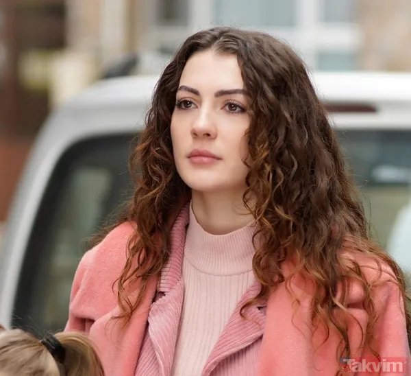 Badem Şekeri’nin Ayşe’si Burcu Özberk’in bu fotoğrafını hiç görmediniz! Hande Erçel ile o halleri sosyal medyaya damga vurdu - 3