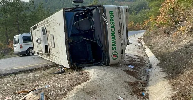 Sakarya'da ilkokul öğrencilerini taşıyan midibüs devrildi: 10 kişi yaralandı