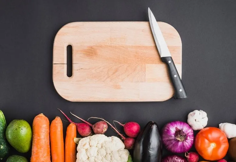 1711124153645.jpg 40 yıllık ev hanımları bile bu sırrı bilmiyor! Kesme tahtasındaki delik bakın ne işe yarıyor-4