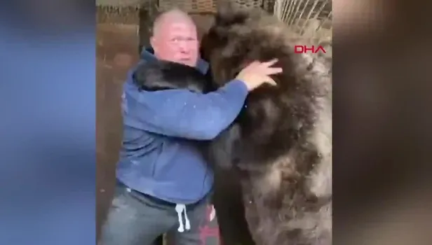 Rus dövüşçü, ayıyla antrenman yaptı (Video)