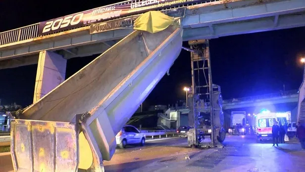 buyukcekmecede-damperi-zamansiz-acilan-kamyon-ust-gecide-carpti-1637612897347.jpeg Büyükçekmece'de damperi zamansız açılan kamyon üst geçide çarptı!-5