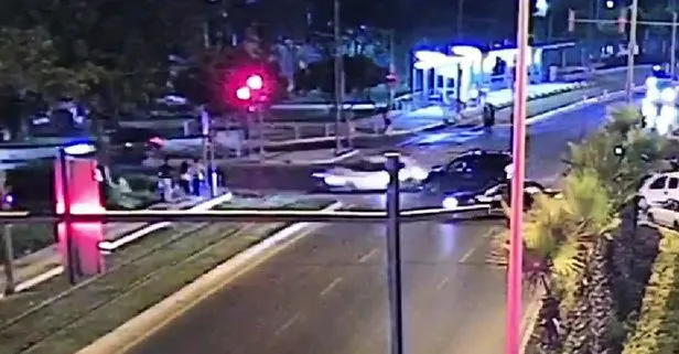 Kırmızı ışık ihlali yapan otomobil sürücüsü, 3 yayaya çarptı