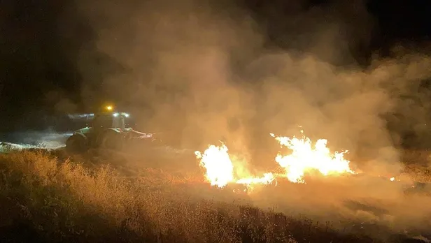 Aksaray'da önce biçerdöver sonra 150 dekarlık ekili buğday tarlası yanarak kül oldu-2