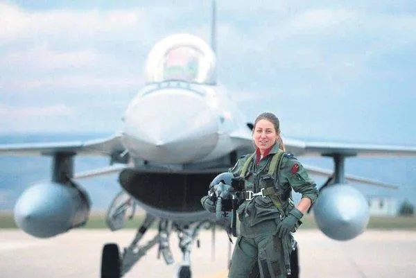 Türkiye’nin ilk kadın F-16 pilotu Berna Şen albay oldu-1