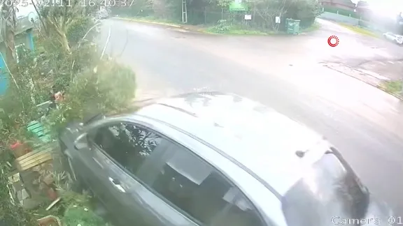 Tuzla'da feci kaza kamerada! Ehliyetsiz sürücü bankta oturan kadını ezdi