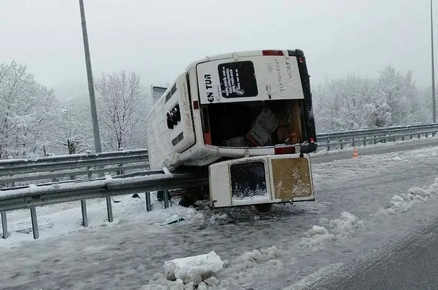 Son dakika: Bartın'da işçileri taşıyan servis devrildi: Çok sayıda yaralı var