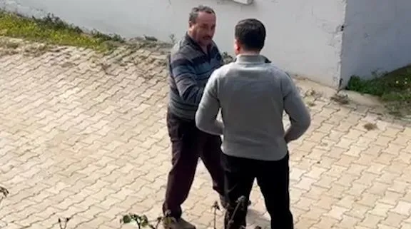 yurekleri-isitan-goruntuler-1708447103050.jpeg Yürekleri ısıtan görüntüler | İzmir Büyükşehir Belediye Başkan adayı Hamza Dağ'dan 'elbisem kirli' diyen vatandaşa örnek davranış! "Gel buraya sarılacağım"-2