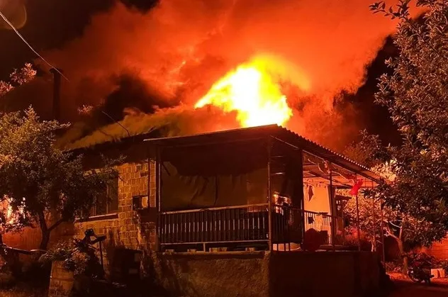 Çay demlemek isterken ev alev aldı