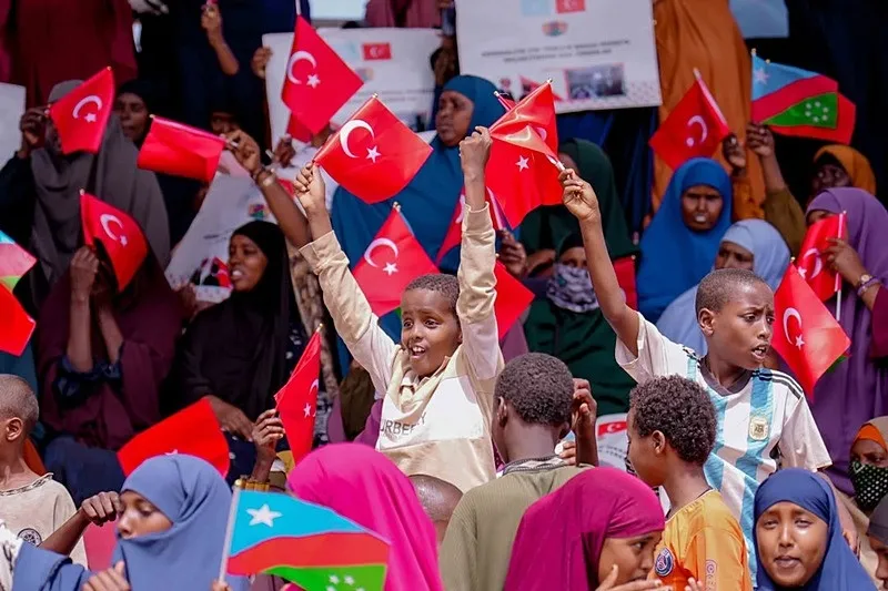 somalide-turkiyeye-tesekkur-gosterileri-binlerce-kisi-turk-bayraklariyla-sokaklara-dokuldu-1789511728203.jpeg Somali'de Türkiye'ye teşekkür gösterileri: Binlerce kişi Türk bayraklarıyla sokaklara döküldü-3