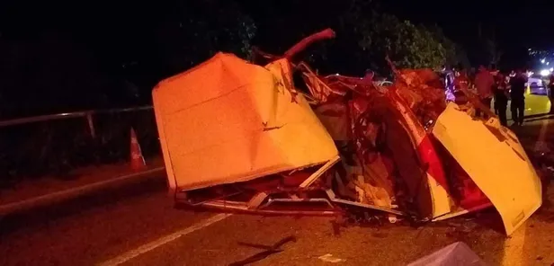 Son dakika: İzmir'de iki otomobil çarpıştı: 2 ölü, 1 yaralı-2
