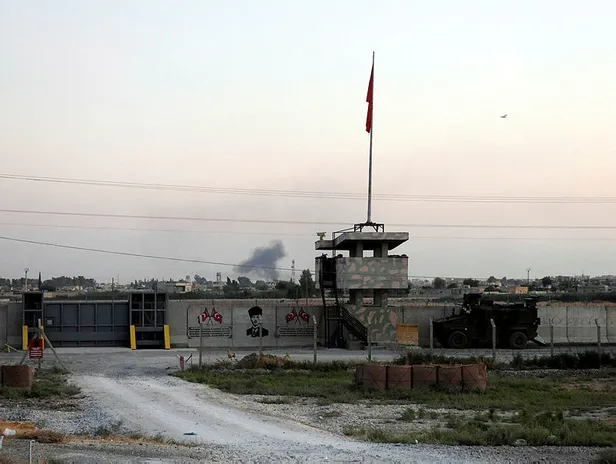 Görüntüler Türkiye'den çekildi! Teröristler sınırda silahlarıyla dolaşıyor-2