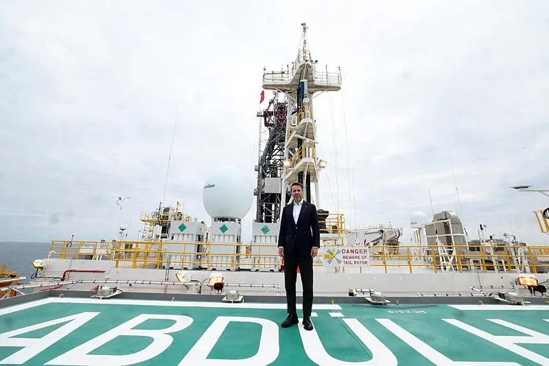 Enerji ve Tabii Kaynaklar Bakanı Alparslan Bayraktar Abdülhamid Han sondaj gemisinde incelemelerde bulundu. (AA)