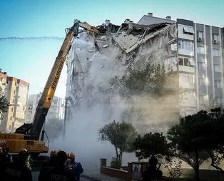 İzmir'deki 6.6'lık depremde bir kısmı yıkılan Karagül Apartmanı kontrollü olarak yıkıldı