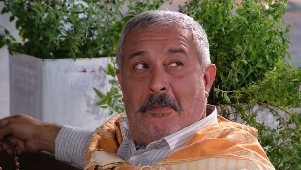 usta-oyuncunun-annesi-kendini-agaca-asti-oyuncu-ali-surmelinin-annesi-neden-intihar-etti-ali-surmeli-kimdir-an-1662640882954.jpg Usta oyuncunun annesi kendini ağaca astı! Oyuncu Ali Sürmeli'nin annesi neden intihar etti? Ali Sürmeli kimdir, annesi kim?-4