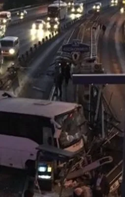 Metrobüs yolunda kaza! Seferler aksadı