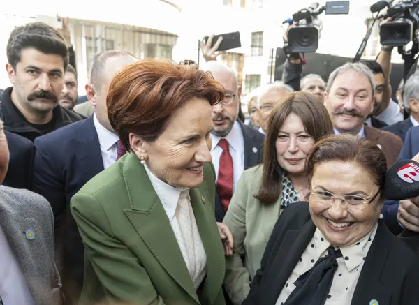 meral-aksener-masayi-devirdi-chp-cephesi-ofke-kustu-siyasetci-fondas-gazetecisi-sanatcisi-siraya-girdi-1677849974289.jpg Hangi yüzle masaya oturacaksınız! Hakaretler, küfürler gırla gitti: Yeniden el sıkışacaklar-28