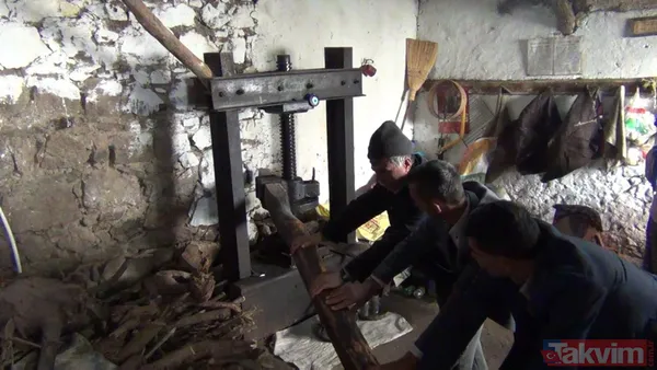 Babalarından miras kaldı! Karı-koca yarım asırdır aynı yöntemle susam yağı çıkarıyor - 4