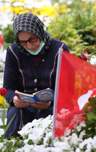 Şehitliklerde buruk bayram!