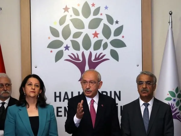 hdpyi-tutum-belgesi-kesmedi-kapali-kapilar-ardindan-bakanlik-ve-milletvekilligi-pazarligi-1679382138364.jpg HDP'yi 'Tutum Belgesi' kesmedi: Kapalı kapılar ardından bakanlık ve milletvekilliği pazarlığı-7