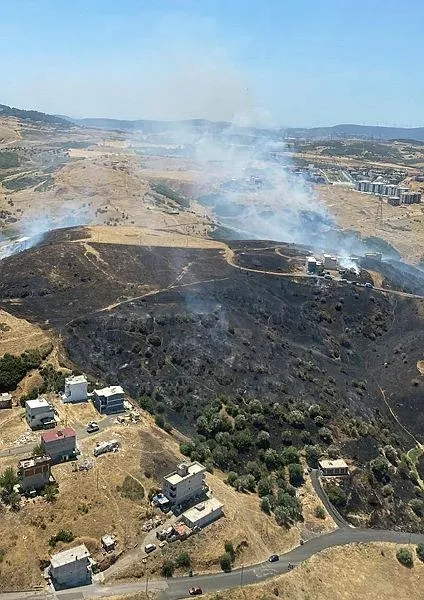 izmirde-makilik-alanda-yangin-havadan-ve-karadan-mudahale-basladi-1658401933698.jpeg İzmir'de makilik alanda yangın! Havadan ve karadan müdahale başladı-1