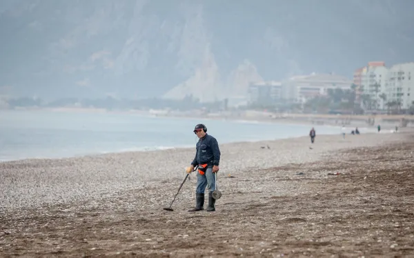 bakin-ne-buldu-3000-lira-harcadi-plajlari-altina-ustune-getirdi-1609325202684.jpg Bakın ne buldu! 3000 lira harcadı plajları altına üstüne getirdi!-6