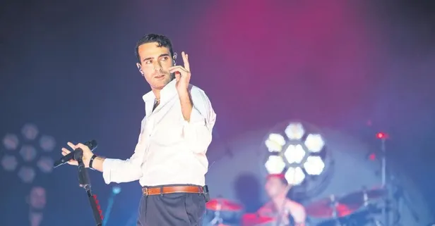 Hayranları Mert Demir'i sahneden indirmedi!