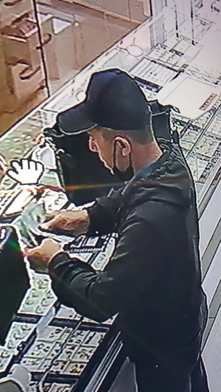 istanbul-kucukcekmecede-kuyumcunun-800-bin-lira-dolandirildigi-anlar-kamerada-1624616488397.jpg İstanbul Küçükçekmece'de kuyumcunun 800 bin lira dolandırıldığı anlar kamerada-4