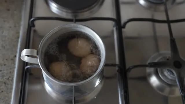 tuz-eklemekten-10-kat-daha-etkili-sadece-2-kasik-ilayumurtalariniz-haslarken-bir-daha-catlamayacak-1700940315272.jpg Tuz eklemekten 10 kat daha etkili! Sadece 2 kaşık ilave etmek yeterli! Yumurtalarınız haşlarken bir daha çatlamayacak-4