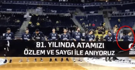 Fenerbahçe'nin Yunan basketbolcusu Sloukas Atatürk pankartını tutmadı