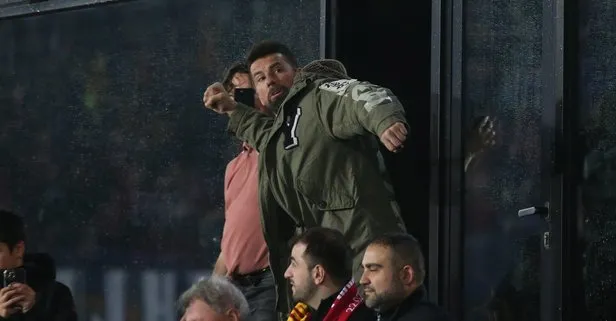 Milan Baros Galatasaray taraftarına üçlü çektirdi