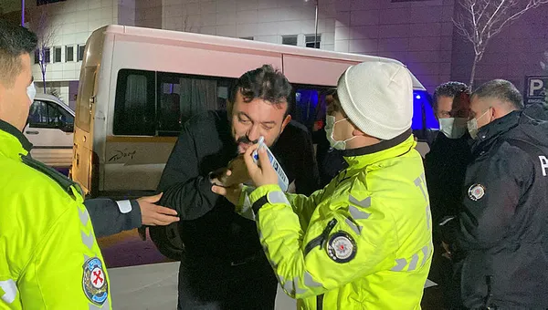 sarhos-surucu-297-promil-alkolle-cakarli-arac-kullanirken-yakalandi-ben-ozel-kuvvetlerden-tolga-aslan-1641449570258.jpg Sarhoş sürücü 2.97 promil alkolle çakarlı araç kullanırken yakalandı: Ben özel kuvvetlerden Tolga Aslan-2