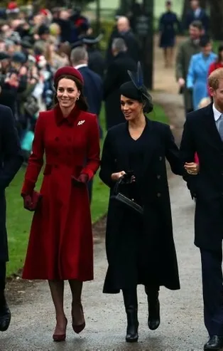 Kraliyet ailesi sokağa indi! İşte Meghan Markle ve Kate Middleton'ın yeni yıl yürüyüşü