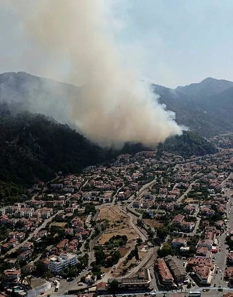 marmariste-orman-yangini-alevler-otele-sicradi-1659101104573.jpeg Marmaris'te orman yangını! Alevler otele sıçradı! Orman yangını kontrol altına alındı-2
