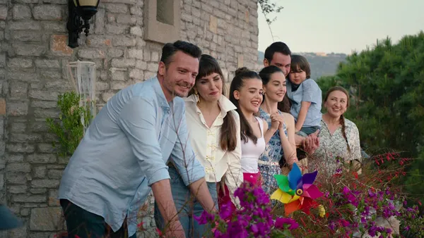 atvnin-yeni-dizisi-uvey-annenin-3-tanitim-yayinlandi-onlarin-kilina-zarar-gelirse-senden-bilirim-1686350366263.jpg ATV’nin yeni dizisi Üvey Anne’nin 3. tanıtım yayınlandı: "Onların kılına zarar gelirse senden bilirim!"-3