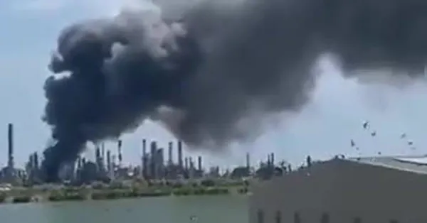romanyada-korku-dolu-anlar-en-buyuk-ham-petrol-rafinerisi-petromidiada-yangin-1687369496692.jpeg