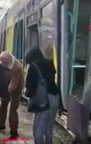 Kabataş'ta tramvay raydan çıktı elektrik direğine çarptı! Yaralanan yolcu kazayı anlattı: "Hızlı gidiyordu makasa hızlı girdi"