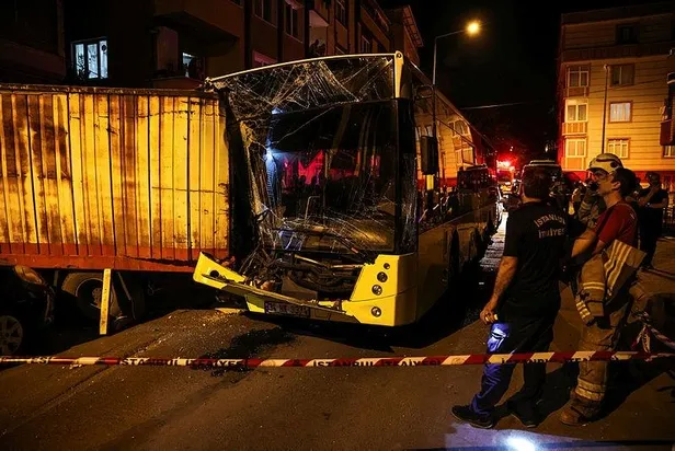 İETT otobüsünün yaptığı kazanın görüntüleri ortaya çıktı: 17 araca çarptığı anlar kamerada!-7