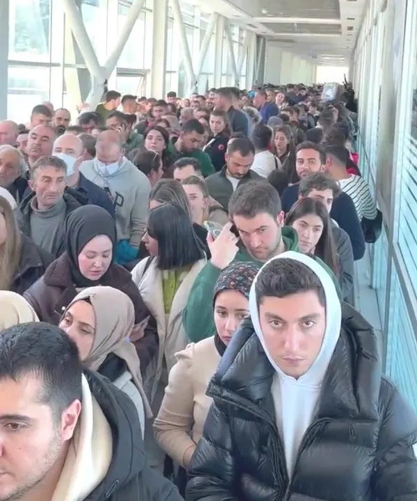 turkiyeden-gurcistana-iphone-seferi-izdihamda-bayilanlar-oldu-1671349791828.jpg