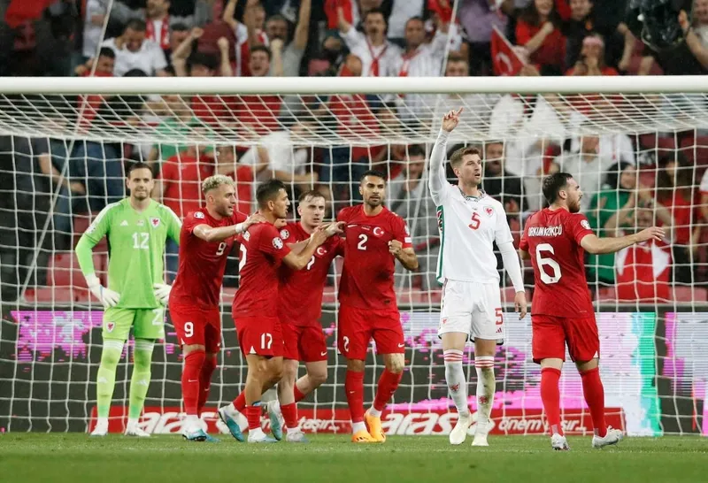 galatasaray-frankowski-sonrasi-sag-bekini-buldu-iste-o-isim-1754491588904.jpg