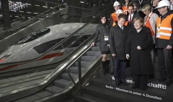 Açılışına Merkel'in katıldığı hızlı tren yolda kaldı-3