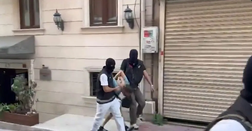 1788117203719.jpeg İngiltere’nin uyuşturucu ticareti suçundan aradığı şüpheli Beyoğlu’nda yakalandı-2