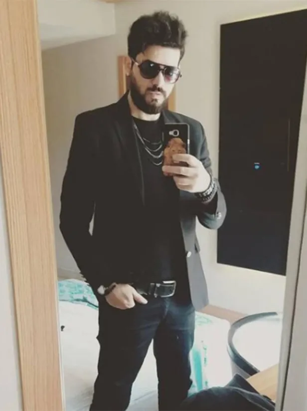 Son dakika haberi: Genç şarkıcı maganda ateşiyle gözünü kaybetti!-4