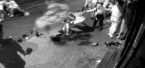 cihangirde-dehset-anlari-gurultu-kavgasinda-siseler-havada-ucustu-1642318312353.jpg Cihangir'de dehşet anları! Gürültü kavgasında şişeler havada uçuştu-5