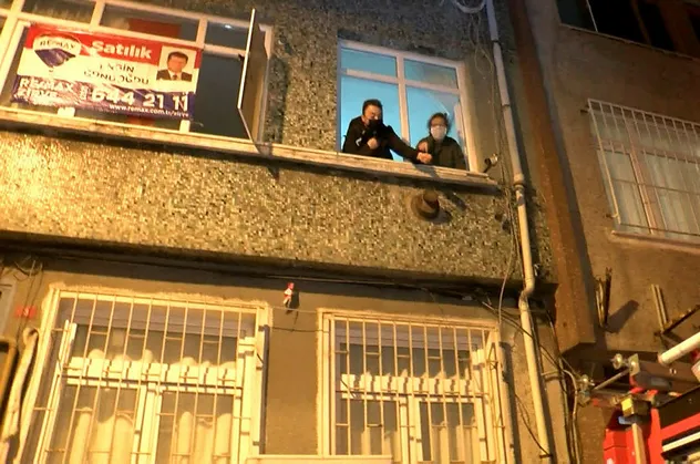 İstanbul Fatih'te korkutan yangın! Anne-oğul mahsur kaldı